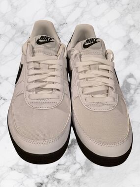 Nike NWOT Women's Field General White Low-Top with Black Swoosh Size 8.5
